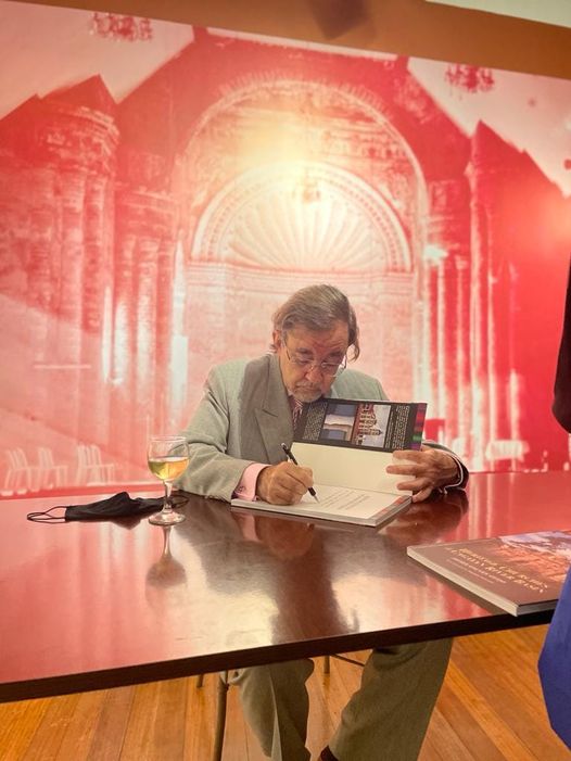 2022 10 25 JGalvan firma libro